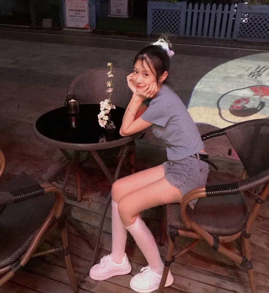 玩丝足小妹-金凤楼