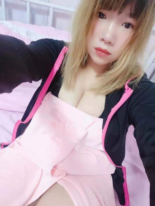 胸很大的小活妹子-金凤楼