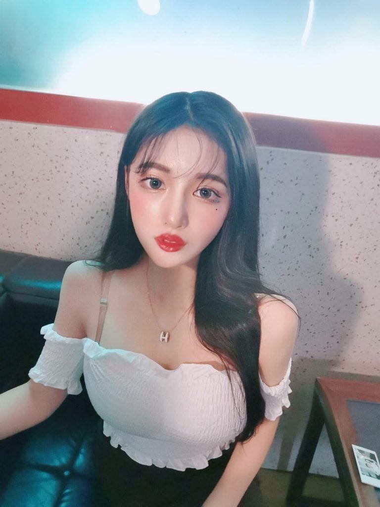 刚入行极品嫩妹 呻吟好听很配合