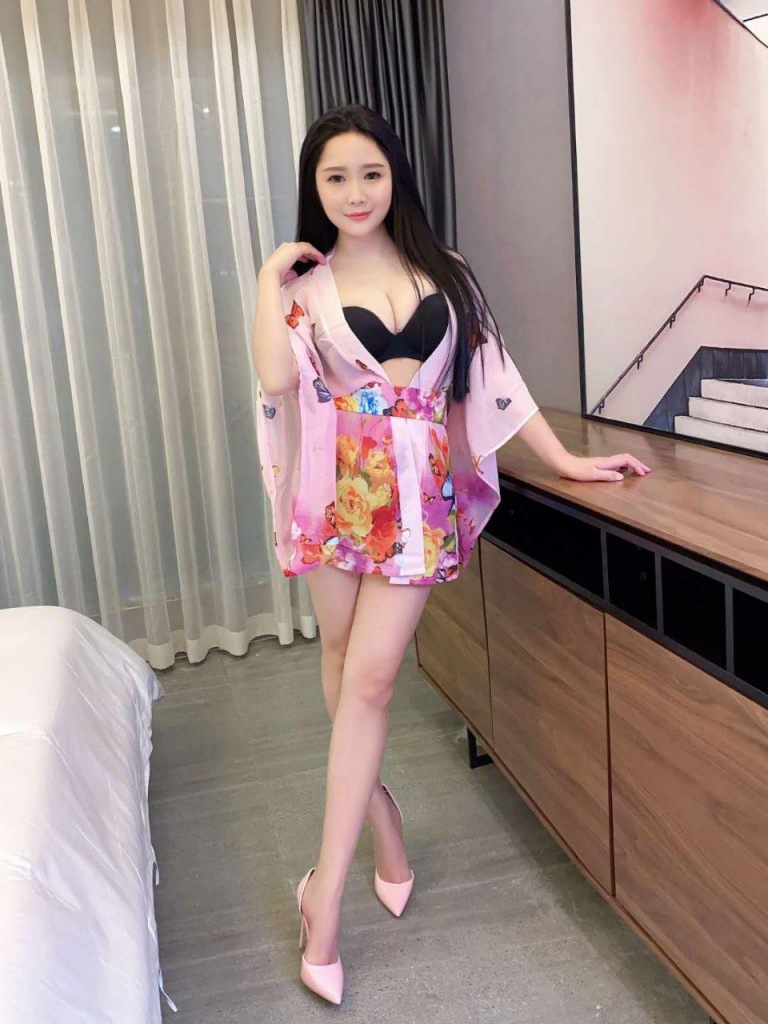 艳丽款极品美女奶霸,婀娜多姿美如画